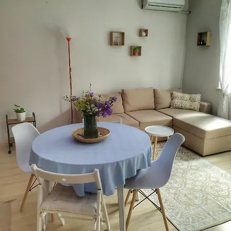 Into The Blue, 4 Guests, 5 Min Away From The Daire *